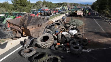 Des agriculteurs bloquent l'autoroute A7 reliant l'Espagne à la France avec des tracteurs et des pneus dans la région de Catalogne, à Pontos, près de Figueras, à 40 km de la frontière, le 27 février 2024.