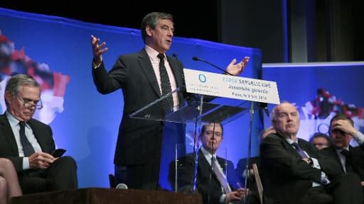 L'ancien Premier ministre et candidat à la primaire, François Fillon, devant des parlementaires et adhérents de son mouvement Force Républicaine le 9 juin 2015