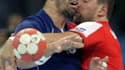 L'Islandais Jakobsson tente de stopper le demi-centre français Nikola Karabatic, lors de la finale olympique remportée par les Français (28-23).