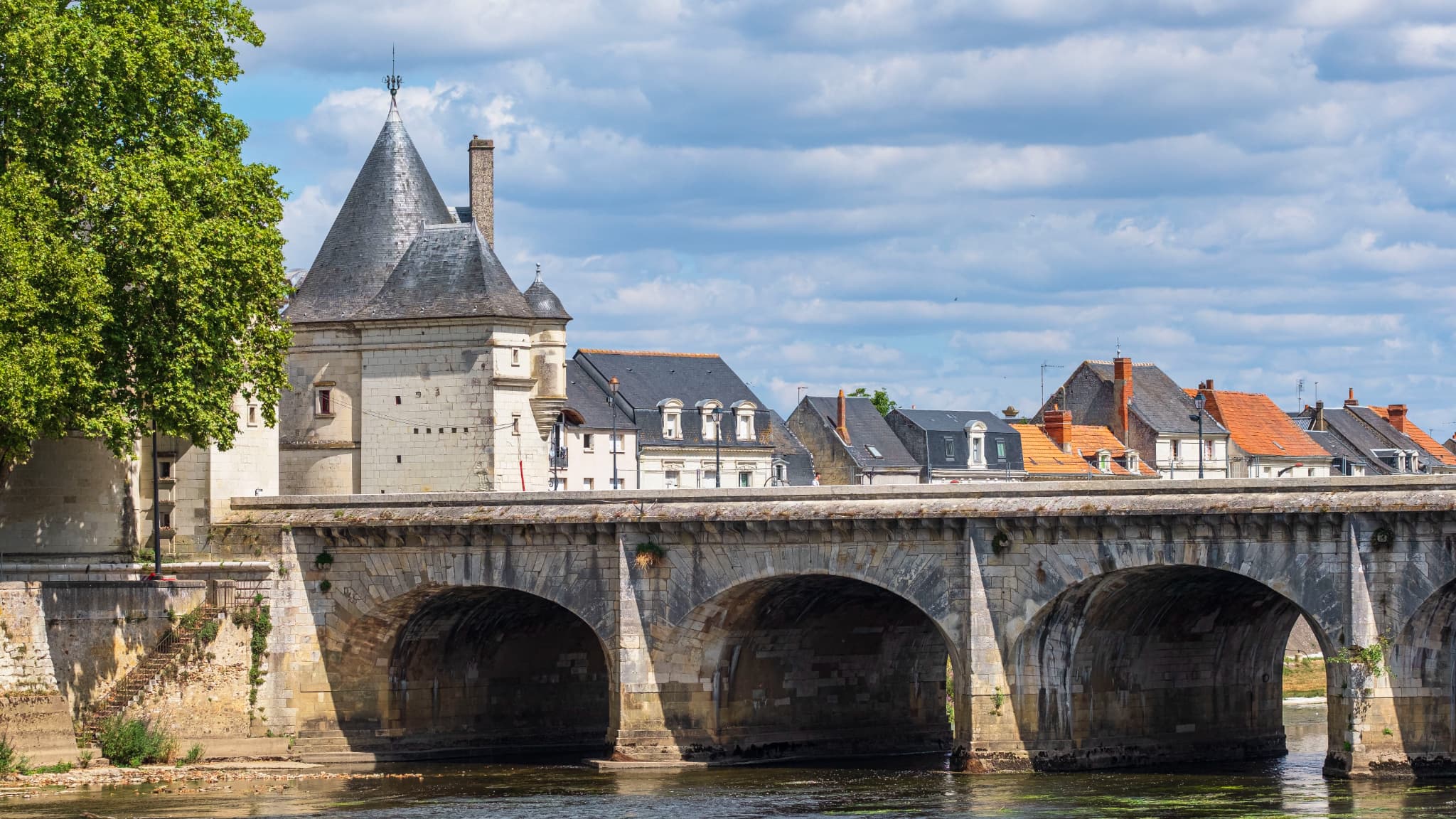 LE CENTRE-VILLE DE CHÂTELLERAULT COUPÉ EN DEUX DEPUIS UN AN APRÈS UN EFFONDREMENT, LES COMMERÇANTS INQUIETS