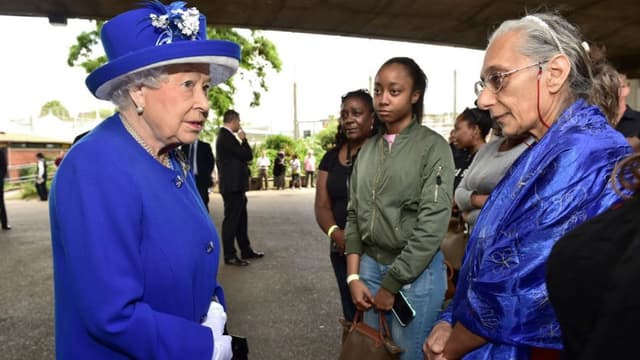 La reine Elizabeth II est venue apporter son soutien aux victimes de l'incendie à la Grenfell Tower, le 16 juin 2017