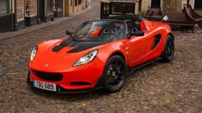Cette Elise 250 Cup réunit tout ce qui fait le succès de Lotus: une biplace légère et puissante. Rien de plus.