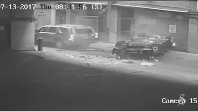 La BMW vient de s'écraser au sol, juste derrière le véhicule qui s'apprêtait à sortir du parking.