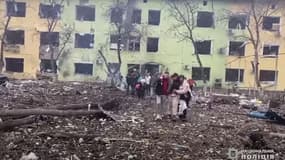 Victimes du bombardement de l'hôpital pédiatrique de Marioupol devant le bâtiment détruit, le 9 mars 2022. 