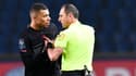 Kylian Mbappé face à l'arbitre de PSG-Brest, le 15 janvier 2022