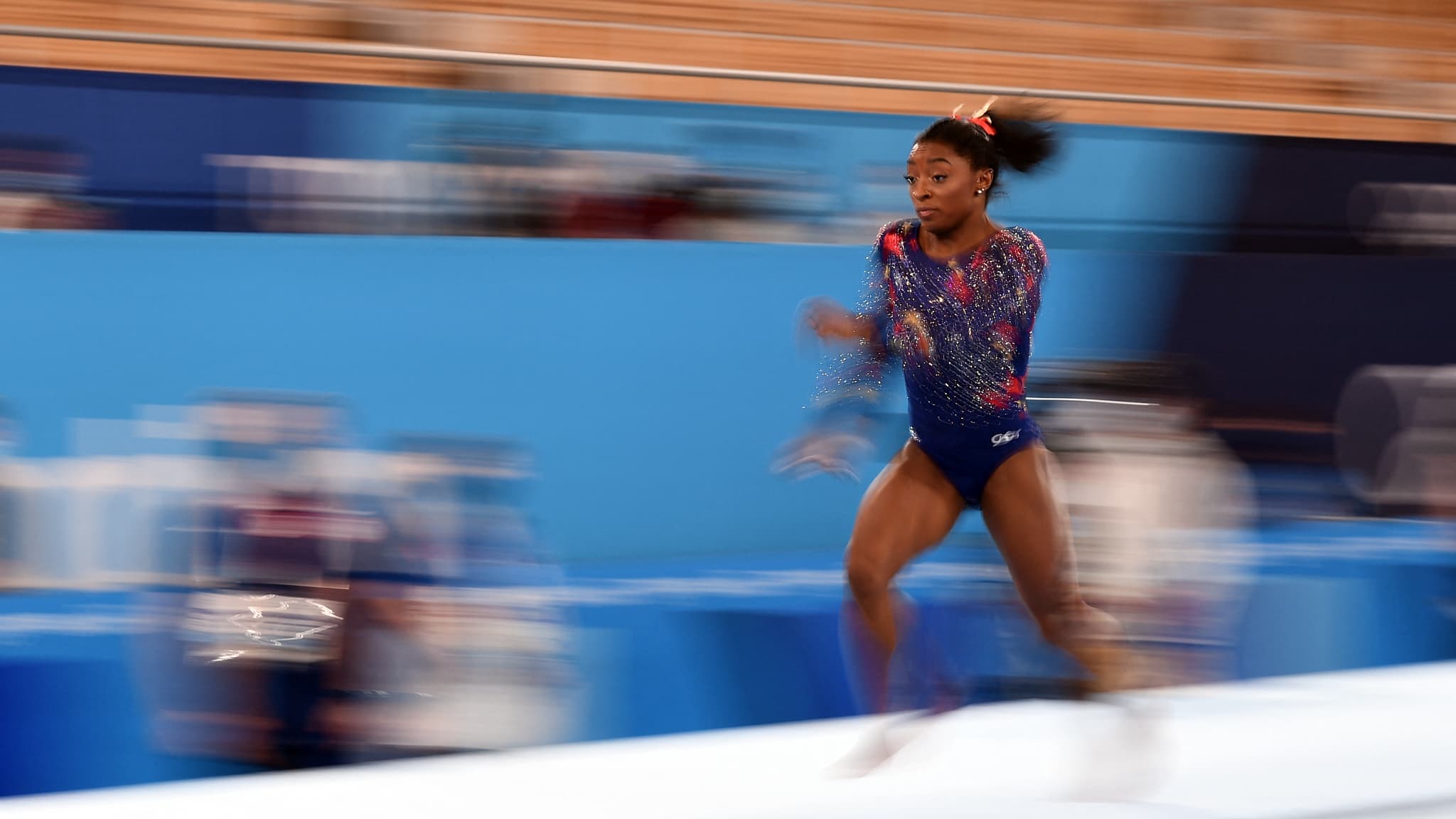 Simone Biles s'élance vers un saut lors des Jeux de Tokyo en juillet 2021 Simone Biles s'élance vers un saut lors des Jeux de Tokyo en juillet 2021