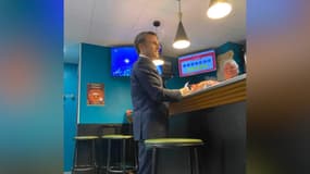 Emmanuel Macron, en visite auprès d'agriculteurs dans le Doubs, a fait une halte dans un tabac de Roulans à la surprise du patron de l'établissement.