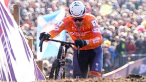 Mathieu Van der Poel remporte les Mondiaux de cyclocross à Liévin avec une montre de luxe au poignet, le 2 février 2025