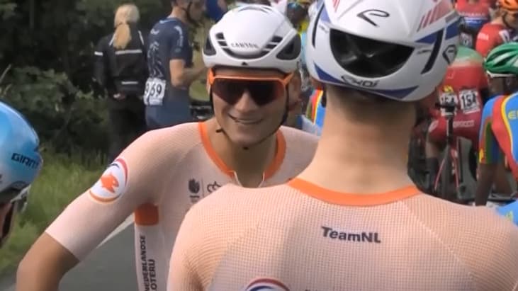 Mathieu Van der Poel discute pendant l'interruption de la course.