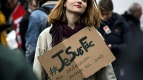 Une étudiante manifeste contre la réforme le 6 février 20128 à Lyon