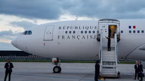 Emmanuel Macron montant à bord de l'avion présidentiel à Orly, le 21 mai 2024