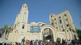 Des fidèles coptes réunis devant l'église du Prince Tadros à Minya, en Egypte. (Photo d'illustration)