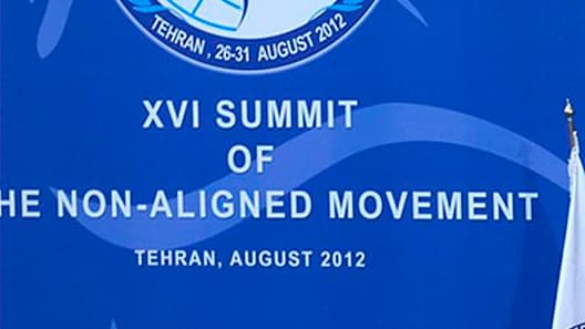 Le président iranien Mahmoud Ahmadinejad et Ban Ki-moon écoutent le discours de Mohamed Mursi jeudi à Téhéran, lors du sommet du Mouvement des non-alignés (MNA). Le secrétaire général de l'Onu et le président égyptien ont prononcé des discours tranchants