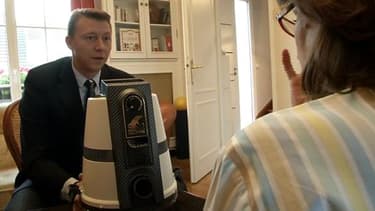 Dominique Vautrin le président France de Delphin se déplace parfois à domicile pour démontrer l'efficacité de son aspirateur. C'est l'eau qui capture la poussière et lui permet de purifier l'air.