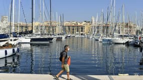 Un homme porte un masque de protection sur un quai du Vieux-Port de Marseille, le 14 septembre 2020