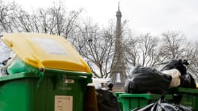 Des poubelles débordantes d'ordures dans une rue de Paris pendant la grève des éboueurs, le 21 mars 2023