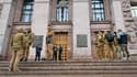Des réservistes devant la mairie de Kiev le 24 février