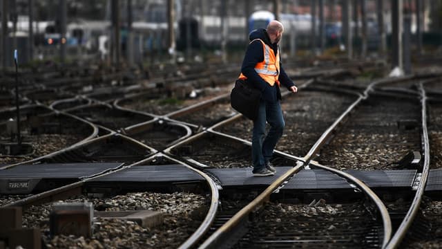 Outre la CGT-Cheminots, l'Unsa ferroviaire (2e syndicat à la SNCF) et SUD-Rail (3e syndicat), FO-Cheminots (5e, non représentatif) a aussi appelé à une grève reconductible à partir du 5 décembre. Manquait à l'appel la CFDT-Cheminots, jusqu'à présent