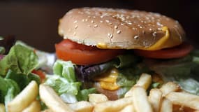 Le rapport préconise d'augmenter la TVA de 5,5% à 20%. Le prix de 6 canettes de soda augmenterait ainsi d'une trentaine de centimes d'euros.