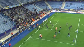 Des supporters de Sochaux sur la pelouse après la défaite contre Dijon