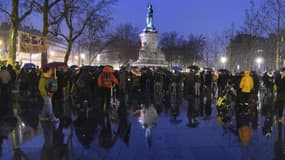 Les manifestants du mouvement "Nuit Debout" ce lundi matin, place de la République à Paris.