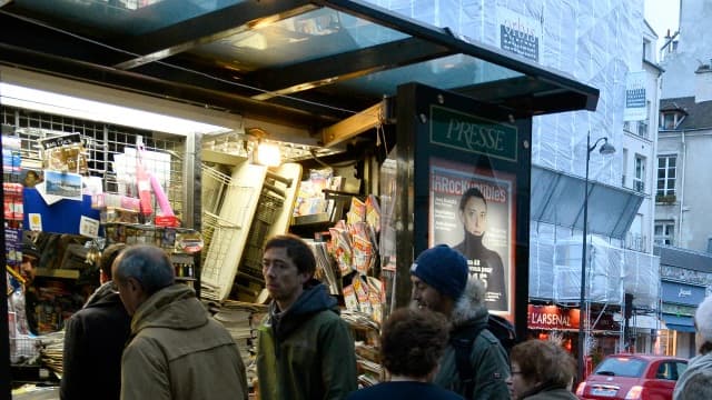 Un kiosque à journaux à Paris le 14 janvier 2015. 
