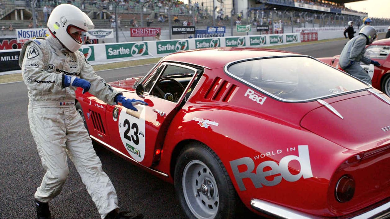 François Fillon, alors ministre de l'Education, prend le départ du Mans Classic en 2004.