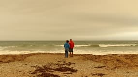 Le ciel prend une teinte ocre en raison de la présence de sable du Sahara dans l'atmosphère, le 16 octobre 2017 à Quiberon (Morbihan).