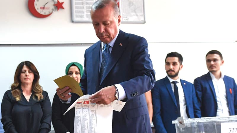 Erdogan vote pour les élections présidentielles et législatives à Istanbul, le 24 juin 2018
