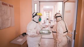 Des membres du personnel soignant portent des tenues de protection contre le Covid-19 à l'hôpital bulgare de Choumen le 6 novembre 2020