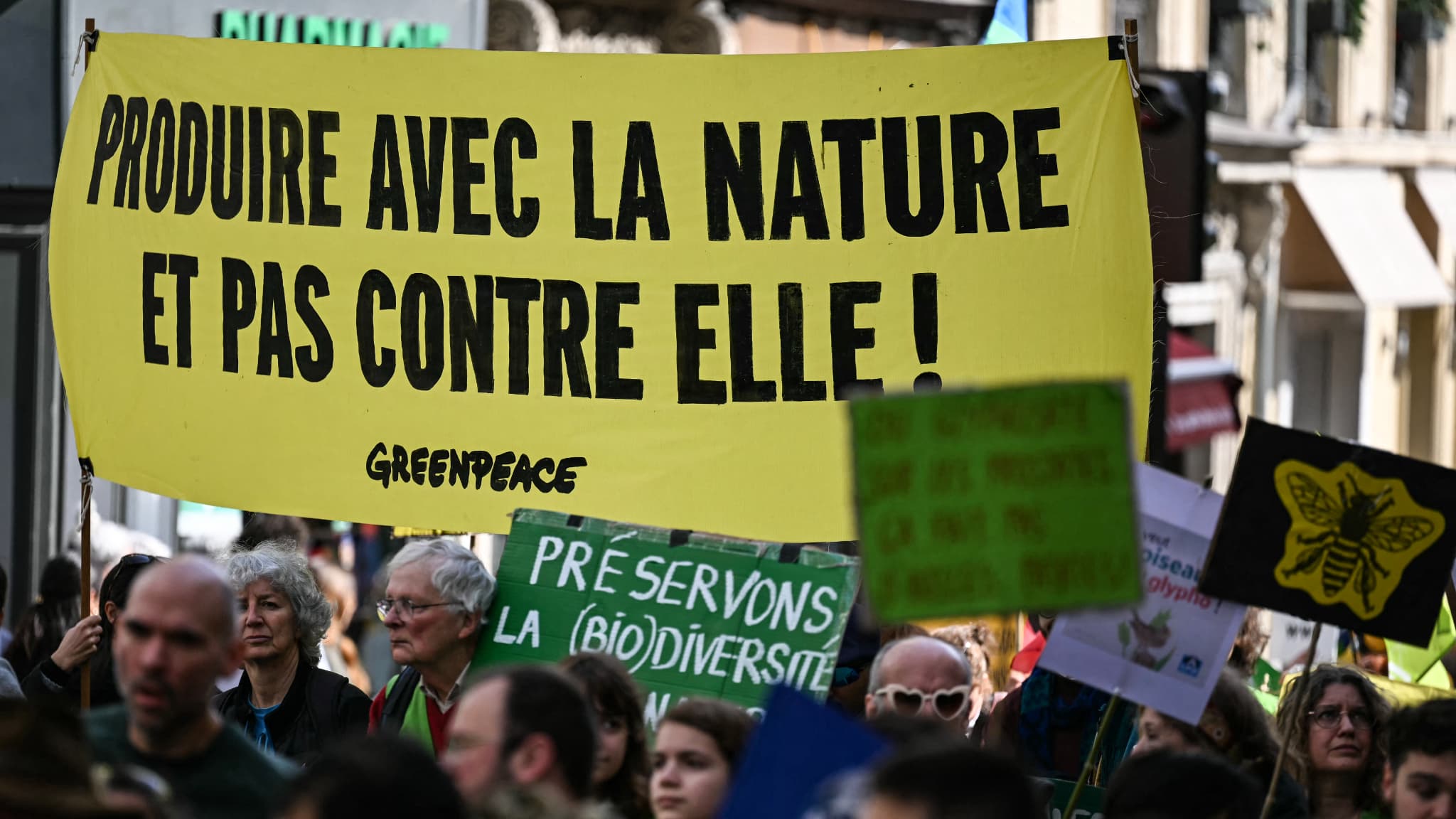 "La santé est mise en danger": près de 1.500 personnes ont manifesté pour dénoncer les "pesticides de synthèse" à Paris