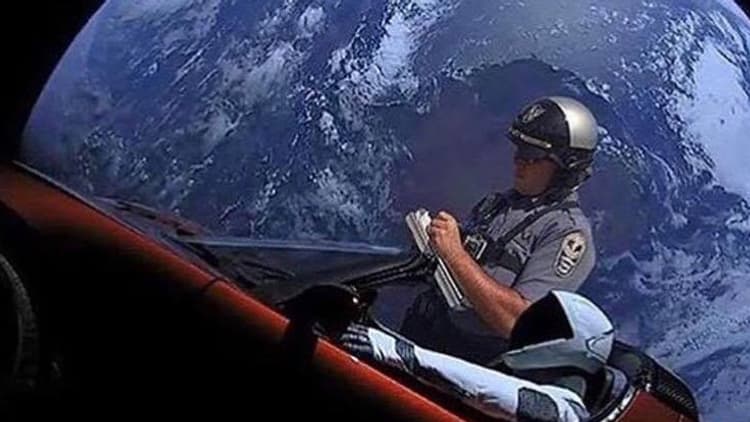 Même dans l'espace, on échappe pas à la police Même dans l'espace, on échappe pas à la police
