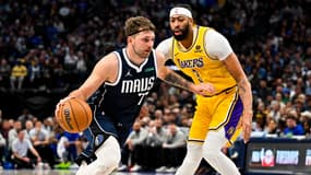 Luka Doncic opposé à Anthony Davis lors du match de NBA entre Dallas et les Lakers le 12 décembre 2023