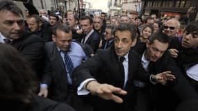 Nicolas Sarkozy chahuté jeudi par des dizaines de personnes venues le huer à Bayonne. Le président-candidat tente d'exploiter les incidents de jeudi dans l'espoir de susciter la sympathie dans une opinion qui continue à lui préférer son concurrent sociali