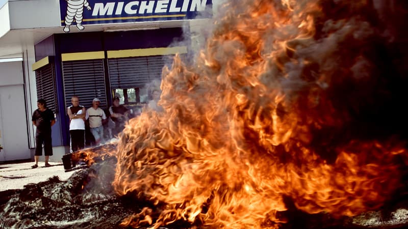 18 juin 2009 : manifestation de salariés de Michelin sur le site de Montceau-les-Mines, en Saône-et-Loire, contre un plan social du groupe prévoyant à l'époque 477 suppressions de postes