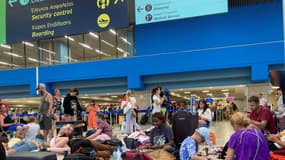 Des touristes à l'aéroport international de l'île de Rhodes, en Grèce, le 24 juillet 2023