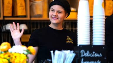 Une employée du tout nouveau café Joyeux, chaine de restauration inclusive, à New York (États-Unis), le 15 mars 2024. 