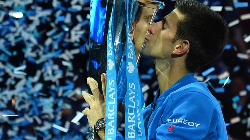 Novak Djokovic, le numéro un mondial, embrassant à Londres lors du dernier tournoi de la saison le 59e trophée de sa carrière.