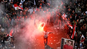 Sur la place Tahrir, des manifestants qui appellent au changement ont allumé des fumigènes.