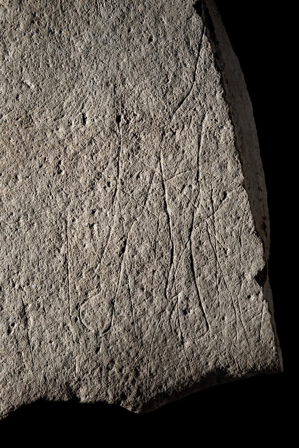 Bloc de grès gravé d'Angoulême (-12 000 ans), face, détail antérieur (jambes et sabots) d'un cheval. Bloc de grès gravé d'Angoulême (-12 000 ans), face, détail antérieur (jambes et sabots) d'un cheval.