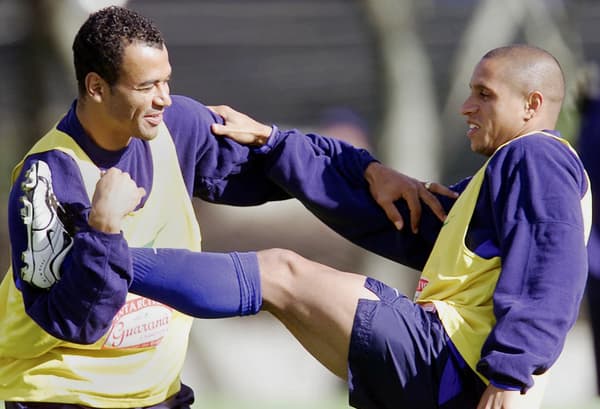 Les Brésiliens Cafu (à gauche) et Roberto Carlos, deux latéraux très offensifs, en 2001