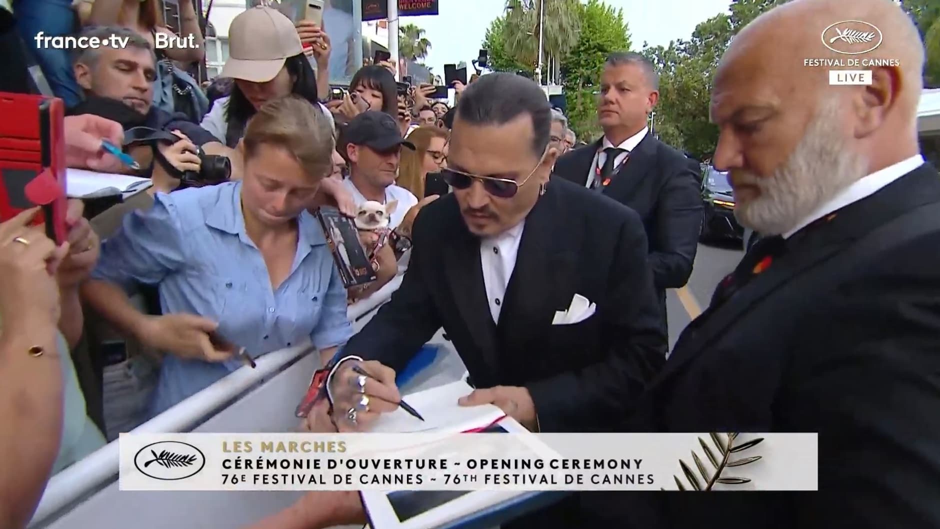 Johnny Depp signe des autographes au Festival de Cannes