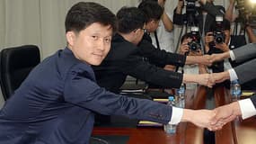 Lee Sang-min (g), alors haut fonctionnaire du ministère de l'Unification, rencontre son homologue nord-coréen Pak Chol-Su (d), à Kaesong, en Corée du Nord, en 2015