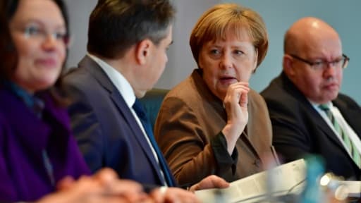 La chancelière allemande Angela Merkel (2e D) lors de la réunion hebdomadaire de son cabinet, le 22 février 2017 à Berlin
