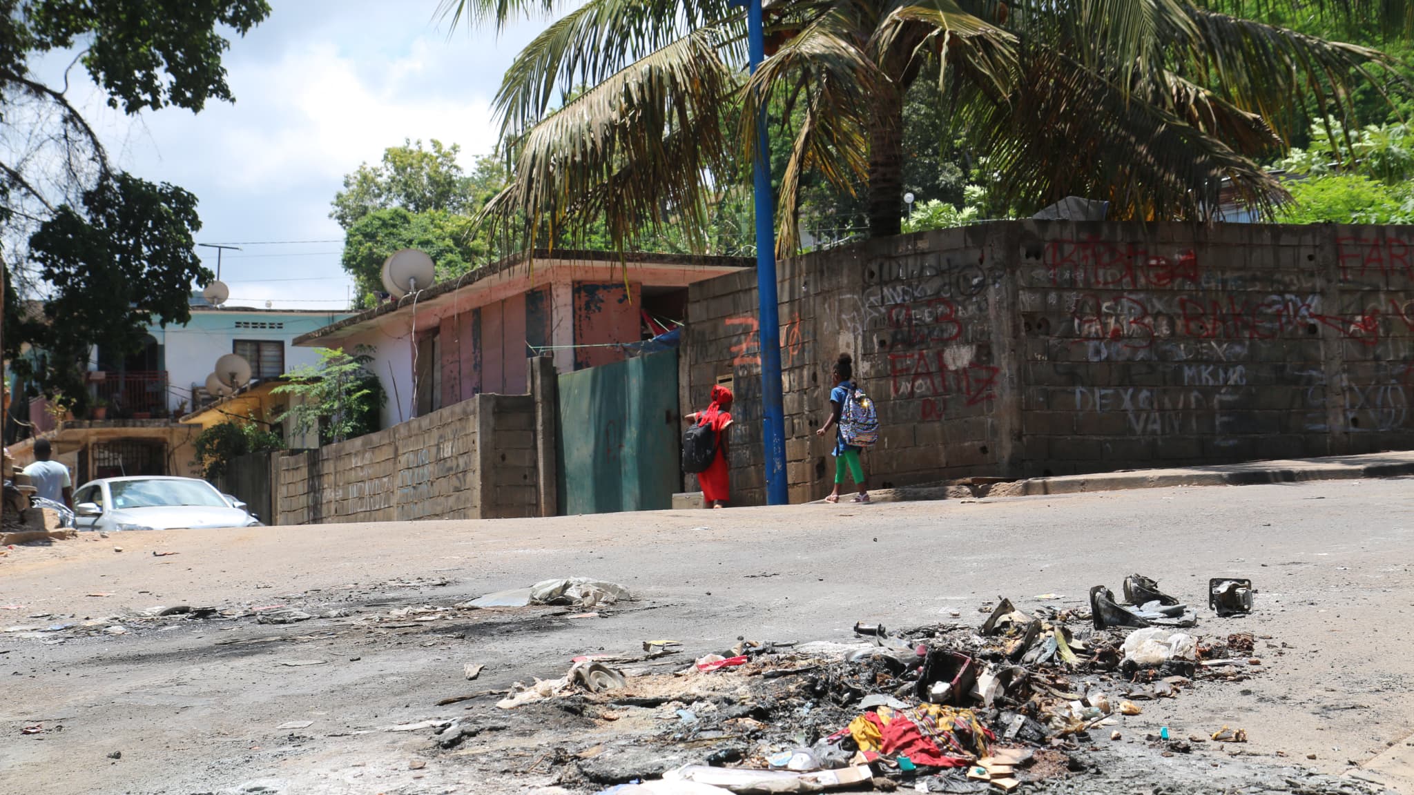 Sur les lieux d'affrontements entre bandes, à Mayotte, le 21 novembre 2022. Sur les lieux d'affrontements entre bandes, à Mayotte, le 21 novembre 2022.