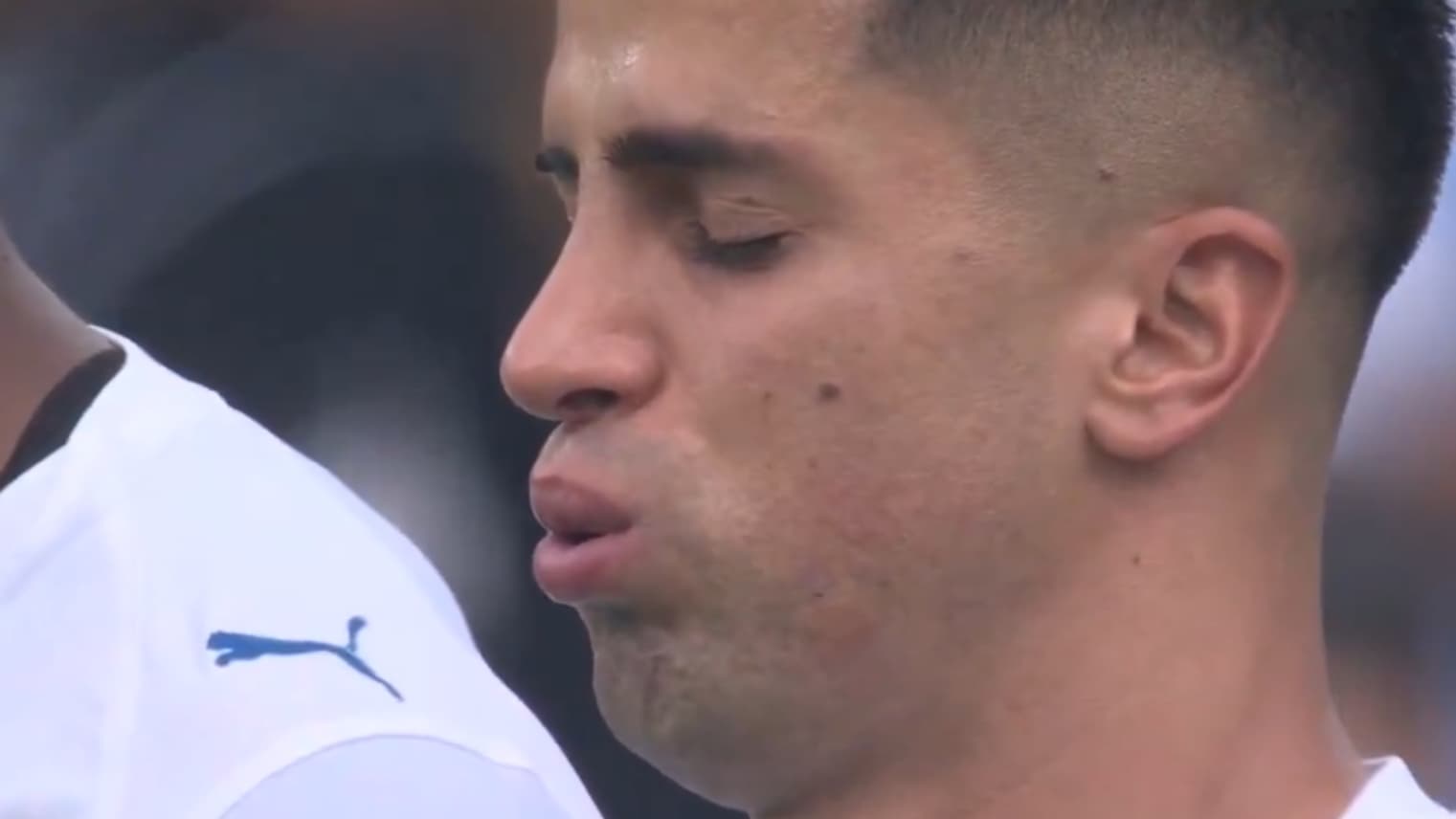 Le joueur d'Al Hilal Joao Cancelo s'effondre en larmes pendant l'hommage à Diogo Jota, quart de finale de la Coupe du monde des clubs, 4 juillet 2025 Le joueur d'Al Hilal Joao Cancelo s'effondre en larmes pendant l'hommage à Diogo Jota, quart de finale de la Coupe du monde des clubs, 4 juillet 2025