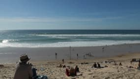 Des plaisanciers profitent du soleil dur une plage de Biscarrosse, dans le département des Landes, 12 avril 2024 