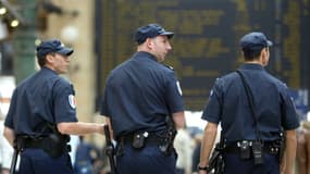 Des policiers patrouillent gare du Nord, après les attentats de Londres en juillet 2005