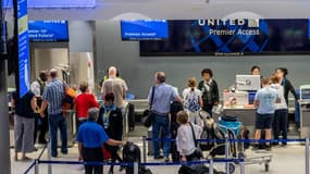 Des passagers pour les vols de départ à l'aéroport intercontinental George Bush, le 2 septembre 2022 à Houston, au Texas (photo d'illustration). 