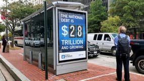 Une affiche à un arrêt de bus rappelle le montant de la dette américaine à Washington, le 25 octobre 2021